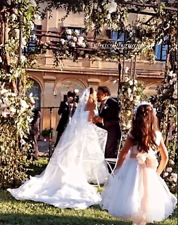 Il sì di Flora Canto a Enrico Brignano con un abito da "regina"