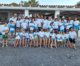 A Vulcano piccoli volontari ripuliscono la spiaggia delle sabbie nere