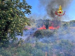 Vegetazione e sterpaglie a fuoco ad Aci Catena: si interviene anche dall'alto