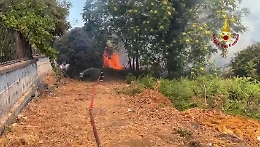 Vasto incendio ad Aci Catena: in fiamme la collina di Vampolieri