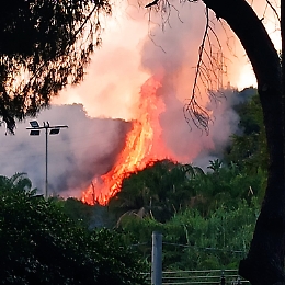 Fiamme alte sulla collina di Vampolieri: allarme e paura tra i residenti
