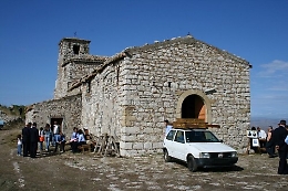 Sconcertante scoperta in una chiesa del Catanese: in una botola resti umani accatastati