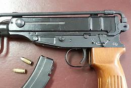 Spari con mitragliatrice Skorpion per incutere timore: un arresto a Catania