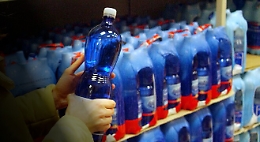 Ecco perché l'acqua frizzante comincia a scarseggiare negli scaffali: il rischio aumenti