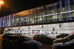 Aereo fermo sotto il sole per ore, passeggeri chiamano 118