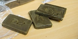 Nella cameretta nascosti due chili e mezzo di hashish, arrestati due minorenni