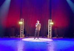 Angelo Duro, schietto e irriverente conquista Zafferana: rapporto speciale con il pubblico