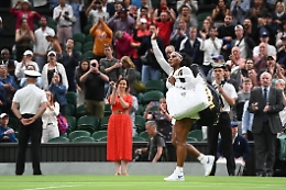 Serena Williams annuncia il ritiro dal tennis: "Farò solo la mamma"