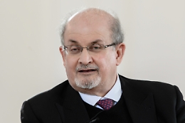 Rushdie: Hadi Matar si dichiara non colpevole