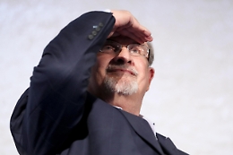 Rushdie: staccato da respiratore, riesce a parlare