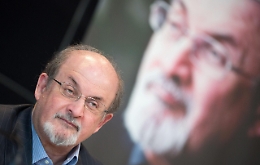 Rushdie: Iran nega qualsiasi legame con aggressore