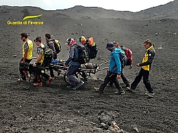 I finanzieri del Soccorso alpino di Nicolosi soccorrono sull'Etna una turista francese  a quota 2600