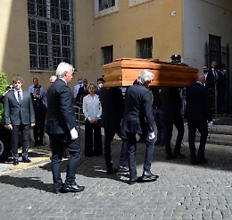 L'ultimo saluto a Piero Angela, folla per la Camera ardente