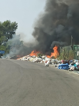 Agrigento, dati alle fiamme i cumuli di immondizia all'ex discarica