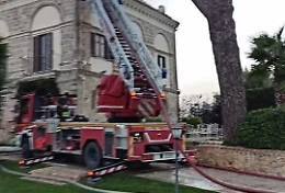 Canicattì, incendio divora antica villa