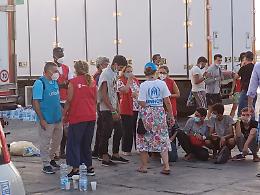 Lampedusa, i giornalisti vengono allontanati dal molo dopo uno sbarco di 300 migranti