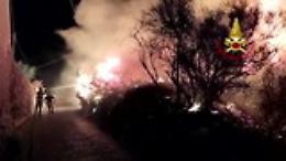 Un altro incendio doloso minaccia le case a Lipari e Ambra Angiolini torna a Stromboli per spalare il fango