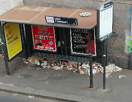 Nella pensilina Amts di via Cifali un tappeto di rifiuti dal 12 luglio...