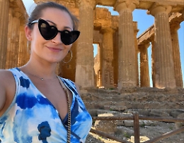 La pornostar americana Dani Daniels in vacanza ad Agrigento
