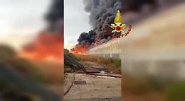 Augusta, fulmine su impianto trattamento rifiuti: fiamme e nube nera