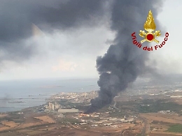 Augusta, l'incendio visto dall'elicottero dei vigili del fuoco