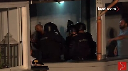 Il blitz delle teste di cuoio nella casa dell'anziano armato e barricato in casa