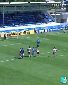 Dal dischetto come in un fermo immagine: ecco il rigore più strano di sempre