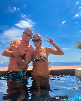 Mare e cannoli per la coppia Vieri-Caracciolo in vacanza a Taormina