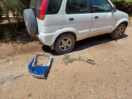 Sportellino di un aereo cade in centro turistico in Sardegna