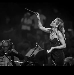 Beatrice Venezi, la bacchetta più glamour dei podi d'orchestra replica a polemiche: «Ci sono le elezioni, non mi sorprendo»