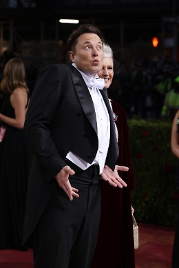 Fed: Powell parla 8 minuti, e Musk e Bezos perdono 12 miliardi