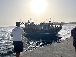 A Lampedusa 11 sbarchi in meno di un'ora: hotspot torna a scoppiare