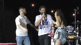 Proposta di matrimonio durante concerto di Tommaso Paradiso ad Agrigento
