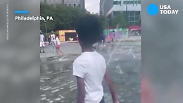 Philadelphia, a spasso con un alligatore al guinzaglio