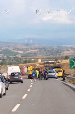 Pellegrini siciliani a bordo di un pullman andato a fuoco in Calabria: scesi in tempo