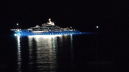 Le luci del lussuoso "Kaos" nella baia di Taormina