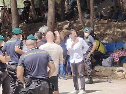 Salvini a sorpresa a Lampedusa: «Ondata di immigrazione clandestina mai vista»