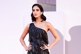 79° Mostra del Cinema di Venezia: le prime foto della madrina Rocìo e delle star sul red carpet