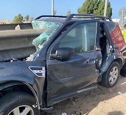 Spartitraffico in ferro "trafigge" parabrezza di un'auto: ferito il conducente