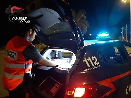 Sorpreso a chiacchierare fuori casa di notte: 38enne denunciato per evasione