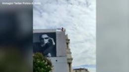 Tenta il suicidio, il poliziotto l'afferra al volo: il salvataggio &egrave; da film