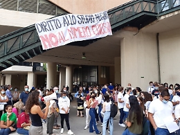Palermo, protesta per i test d'ingresso a medicina: "La pandemia non ha insegnato nulla"