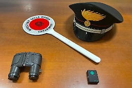 Adrano, spia la ex con binocolo e gps