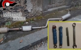 Tentano di rubare un catalizzatore da un'auto: arrestati due catanesi