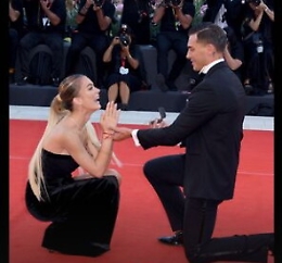 Venezia, Sophie Codegoni riceve la proposta di matrimonio sul red carpet