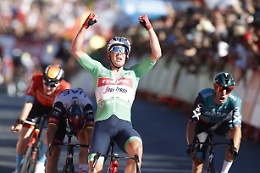 Vuelta: la 19/a tappa a Pedersen, Evenepoel resta leader