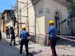 Colpito da intonaco e pignatte mentre lavora in una casa: grave operaio