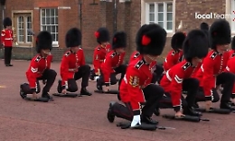 L'omaggio della guardie reali a re Carlo III