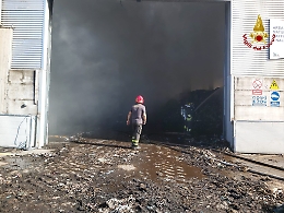 Area di smaltimento dei rifiuti in fiamme vicino a Sigonella