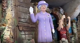 San Gregorio Armeno, fioccano le statuette tributo alla Regina